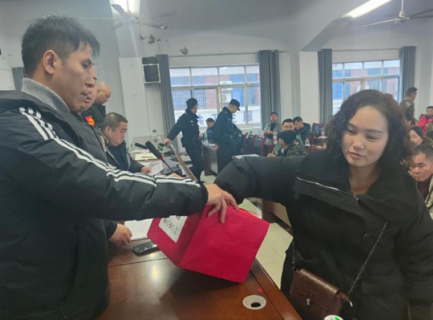 群众抓阄抽取户号。崔璇摄