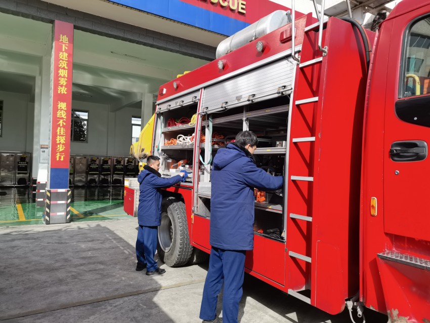 消防员对车辆器材装备进行全面检查与维护保养。青神县消防救援大队供图