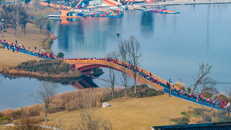 經過拱橋。四川天府新區融媒體中心供圖