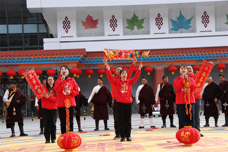 送上新年祝福。黑水县融媒体中心供图