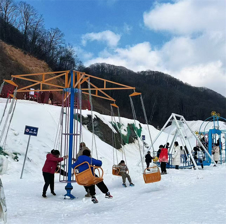 游客在滑雪场玩游乐项目。张文良供图