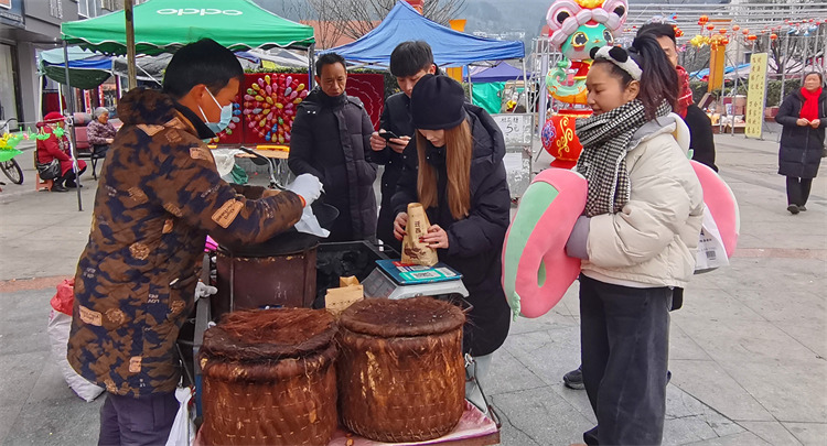 市民买现炒的板栗。鄢怀林 摄