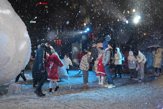 游客在自然館廣場上玩雪。成都自然博物館供圖