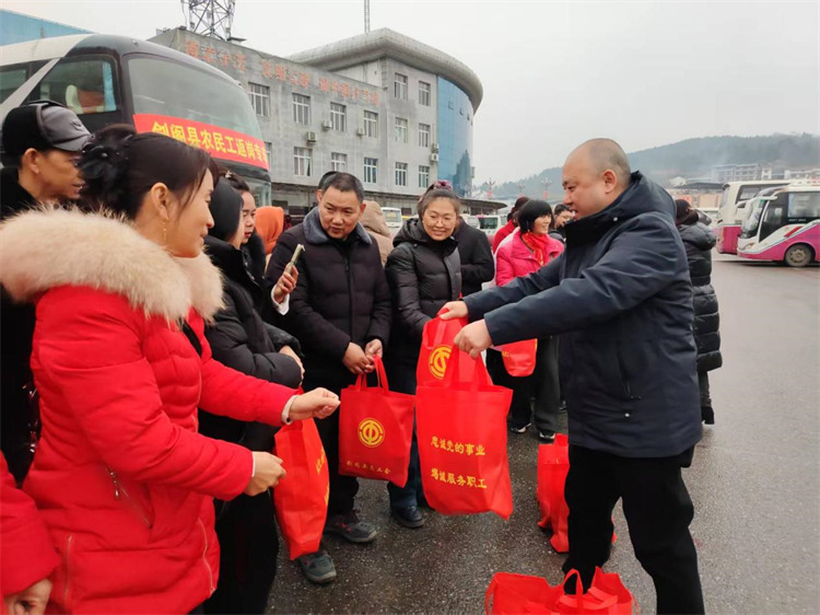 為返崗農民工送上旅途“愛心小禮包”。袁艷供圖