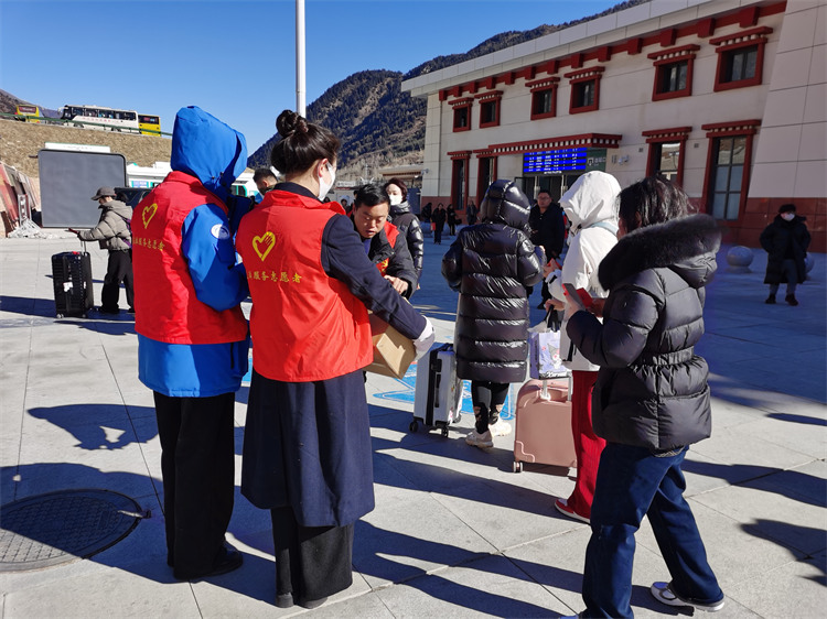 志願者服務成為鬆潘旅游保障的一道“風景線”。鬆潘縣委宣傳部供圖