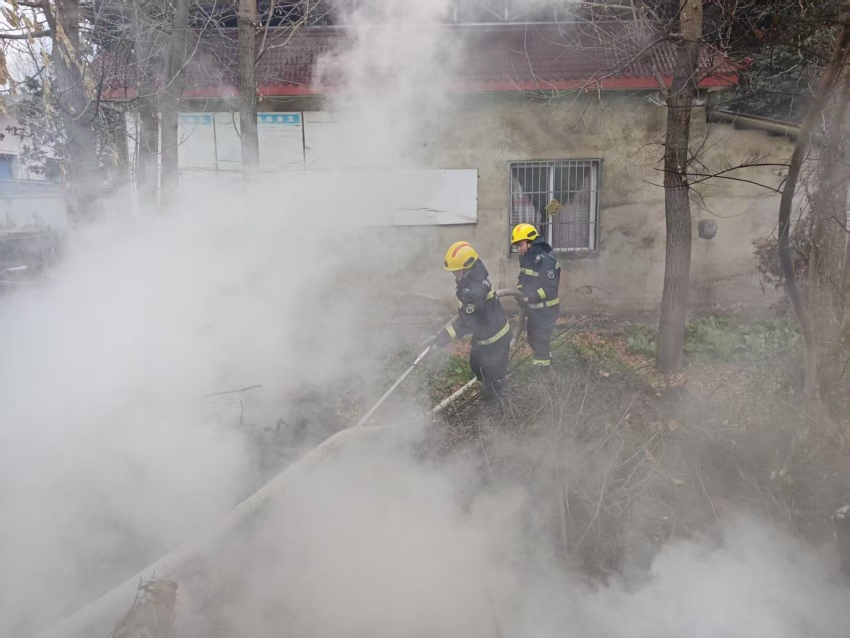 消防员们正在处置1月31日的一场火情。彭州市消防救援大队供图