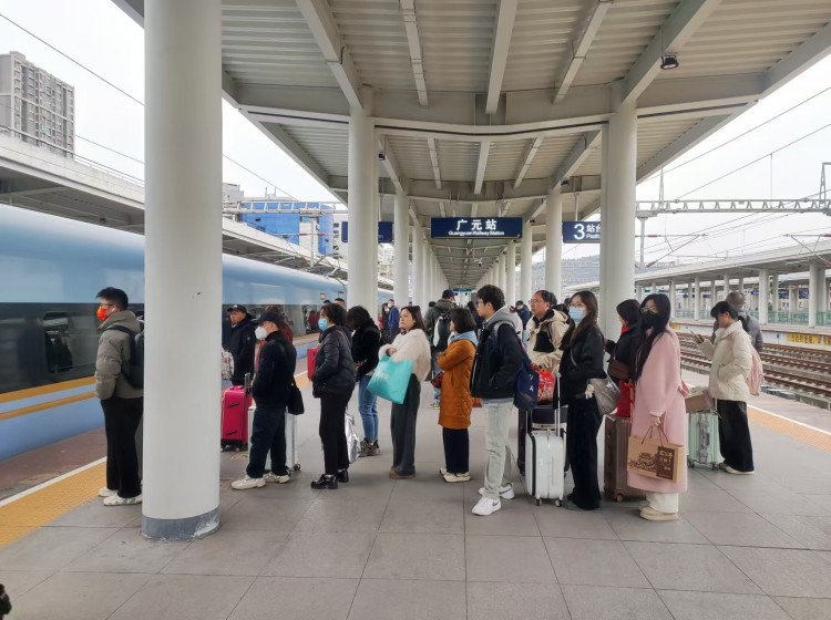 旅客排隊上車。廣元車務段供圖