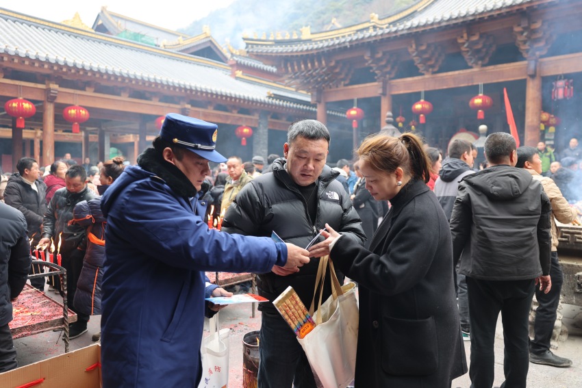 消防员正在向群众发放消防宣传单，讲解消防知识。冕宁县消防救援局供图