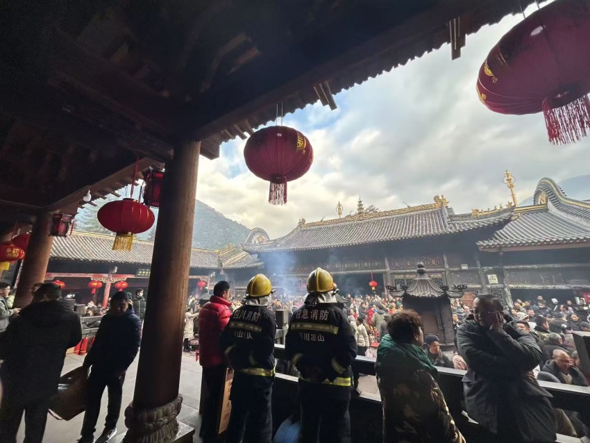 正在执勤的消防员。冕宁县消防救援局供图