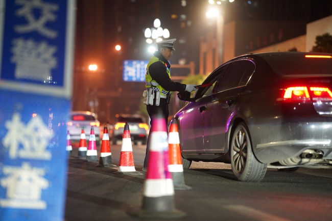 成都交警第十分局民警在开展酒醉驾专项整治行动。新都公安供图