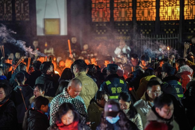 民辅警在宝光寺祈福活动现场执勤。新都公安供图