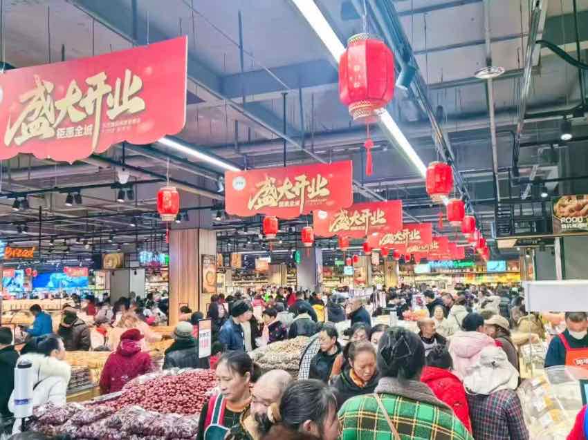 乐百惠民族商业城店人气爆棚。受访部门供图