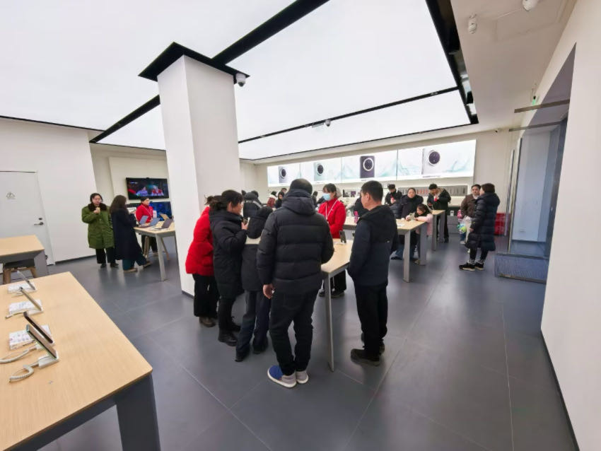 市民在华为门店挑选手机。受访部门供图