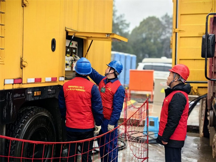 電力工人將發電車接入10千伏紅坡線。李勇供圖