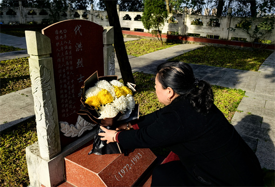 新春“代祭掃”。自貢市烈保中心供圖