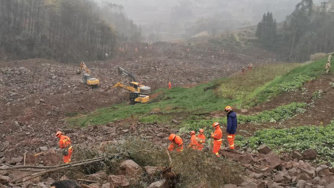 队员们在争分夺秒地救援。四川省应急管理厅