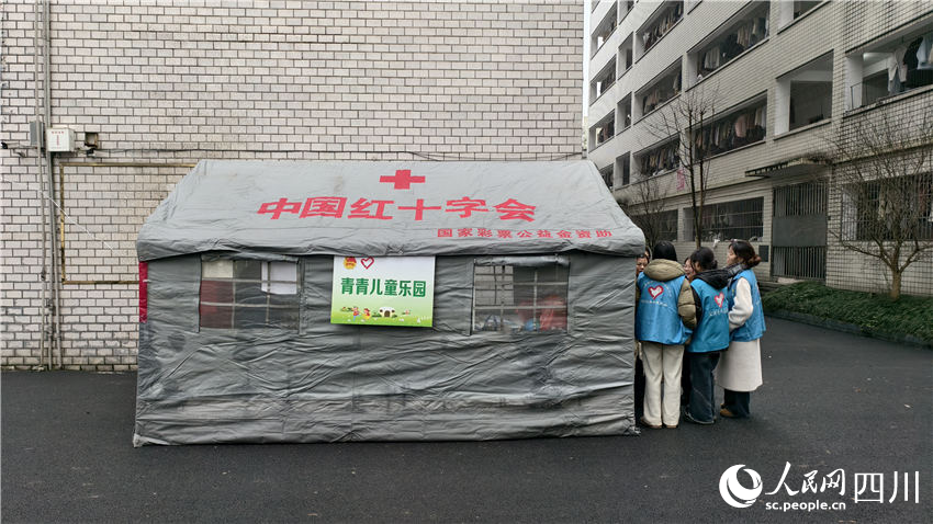 临时搭建的“青青儿童乐园”。人民网 赵祖乐摄