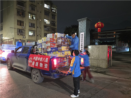 工作人員正在搬運救災物資。中鐵八局供圖