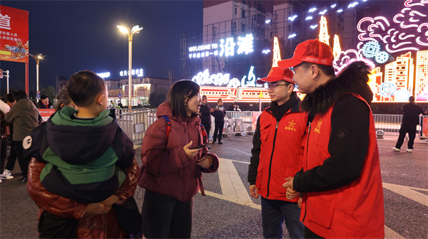 為游客提供咨詢服務。自貢市退役軍人事務局供圖