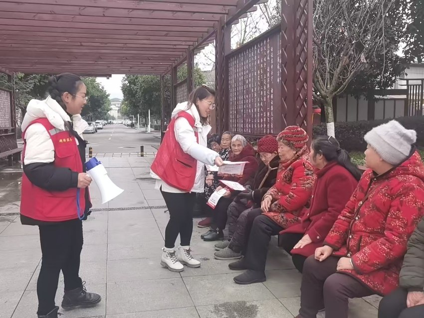 志愿者们为老年人群送去消防宣传单。眉山天府新区救援大队供图
