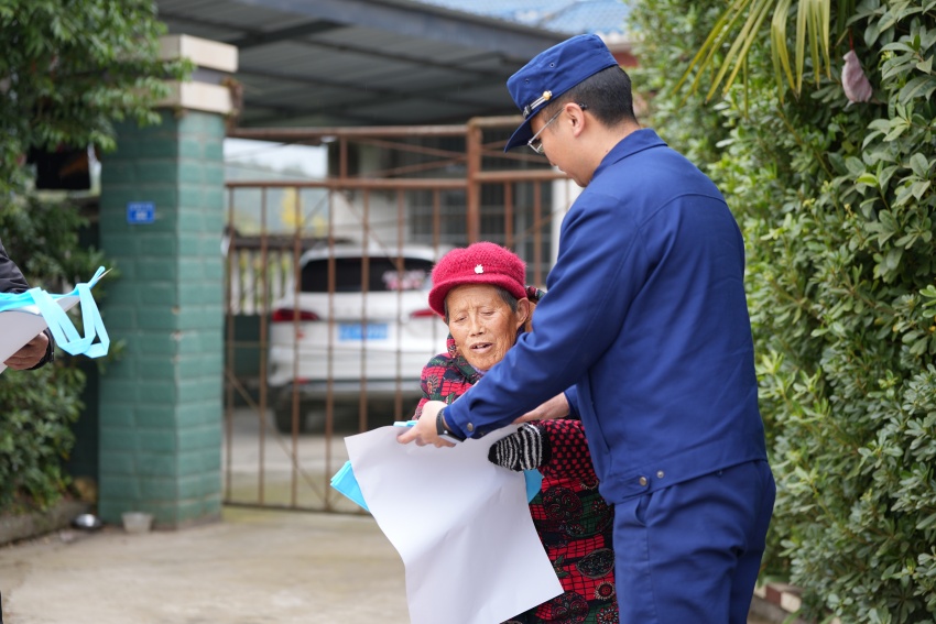 为独居老年人群送去消防宣传单。眉山天府新区救援大队供图