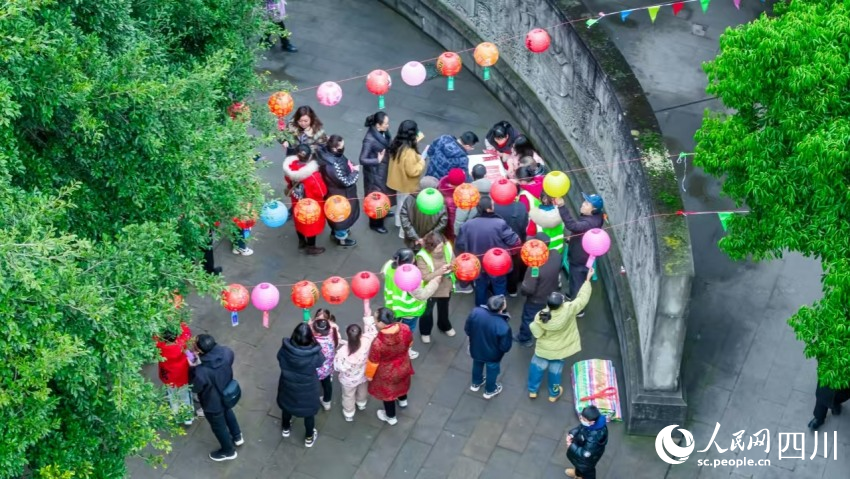猜灯谜活动。杨康忠摄