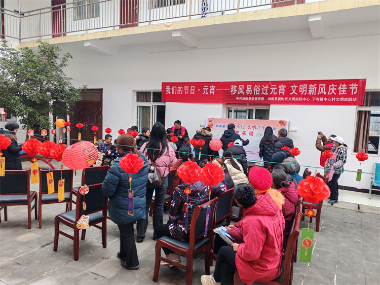 村民们参加“厉行节约 文明过节”签名活动。张萍供图