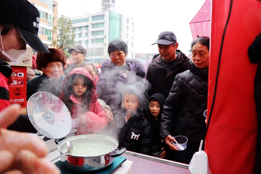 非遺集市上品嘗湯圓。丹棱縣委宣傳部供圖