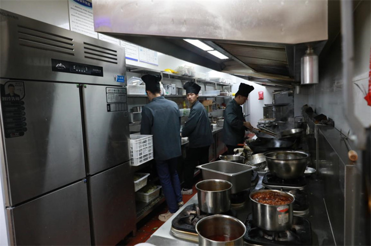 草堂路社区寻川社区食堂的厨房。杨雪怡供图