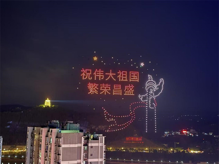 无人机装扮的璀璨夜空。张苗供图