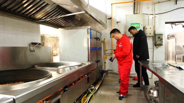 燃气工作人员到餐饮企业检测煤气管道。鄢怀林供图