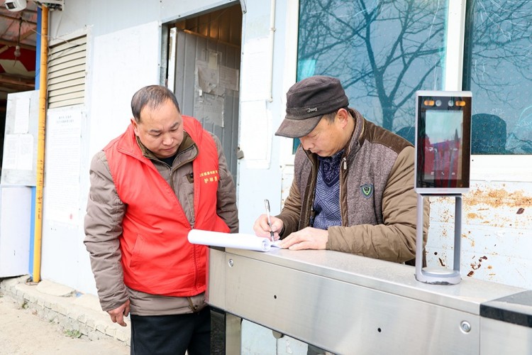 进山人民在检查站登记。绵竹市融媒体中心供图
