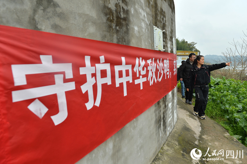 内江市资中县球溪镇双峰社区工作人员在沱江边巡逻。王斌摄