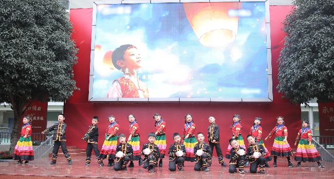 龙江路小学唱响《玉盘》。学校供图 