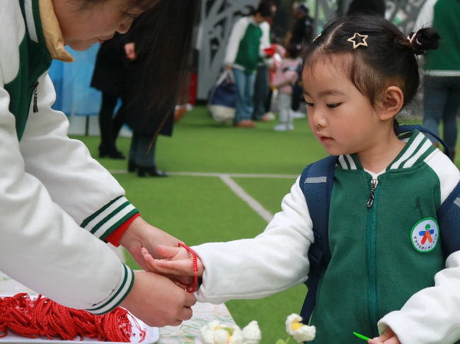 武侯第六幼儿园的“戴春”环节。学校供图 