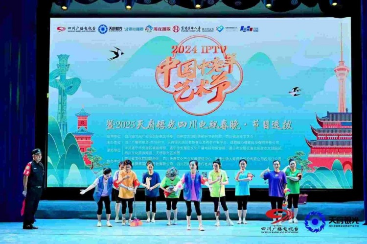 “环保志愿团”参加电视台春晚。张静供图