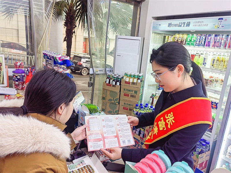 建行瀘州分行營業部“張富清金融服務隊”向小微企業主講解建行特色產品和金融服務。建行四川省分行供圖