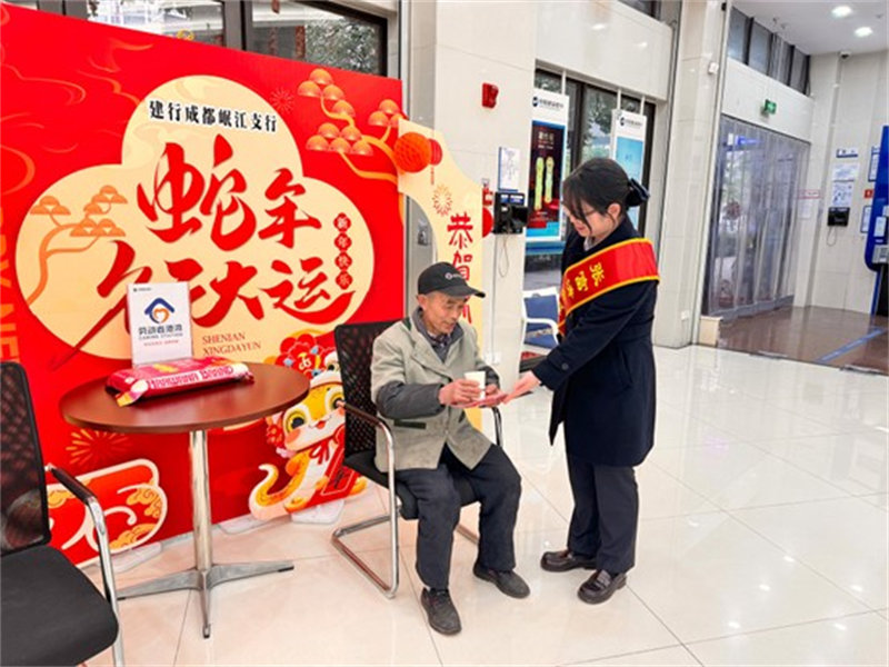 建行成都岷江支行榮華南路支行“張富清金融服務隊”邀請勞動者到“勞動者港灣”休息。建行四川省分行供圖
