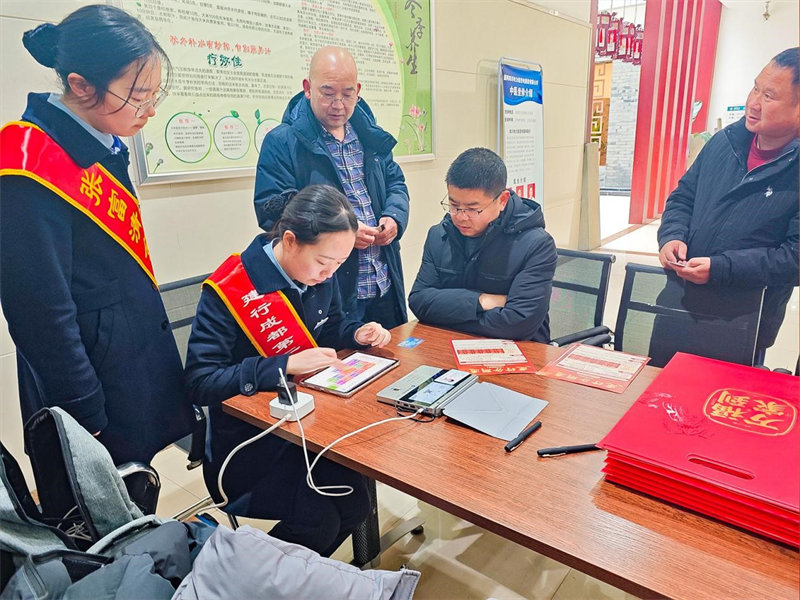 建行成都第二支行營業部“張富清金融服務隊”上門為某建設公司員工辦理工資卡，同時普及金融知識。建行四川省分行供圖