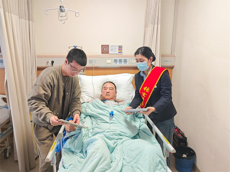 建行成都第三支行成華中心支行“張富清黨員突擊隊”上門為臥病在床的老人辦理銀行卡重置密碼業務，優質服務得到老人及其家屬的一致肯定。建行四川省分行供圖