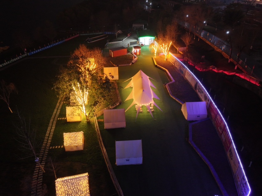 水上运动基地游玩草坪夜景。朱涛、赵梦婕、严孜晗、舒晶、冉冰汝供图