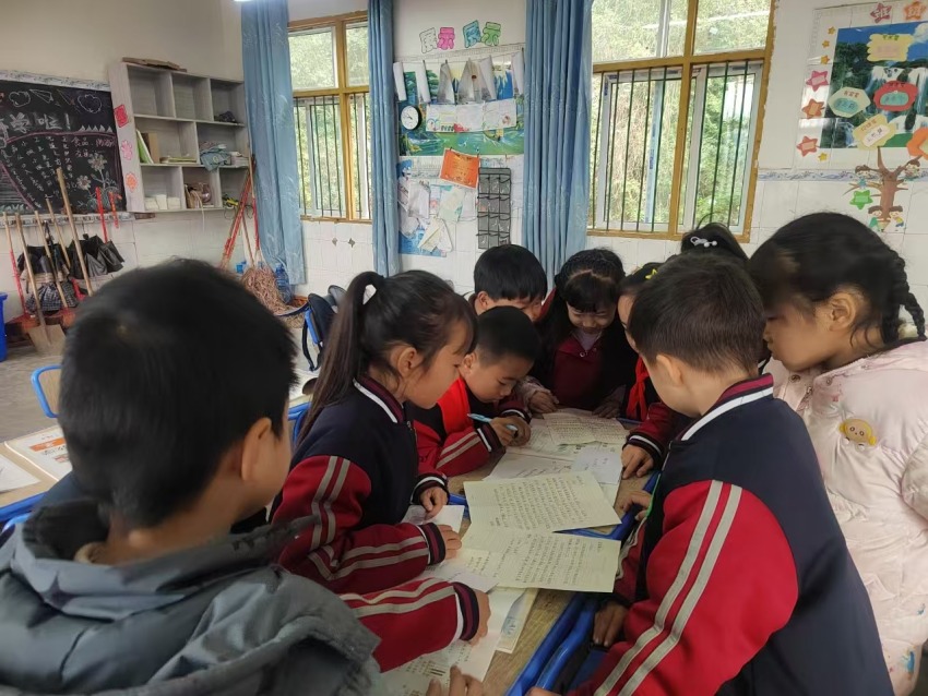 孩子们正在阅读回信。受访部门供图