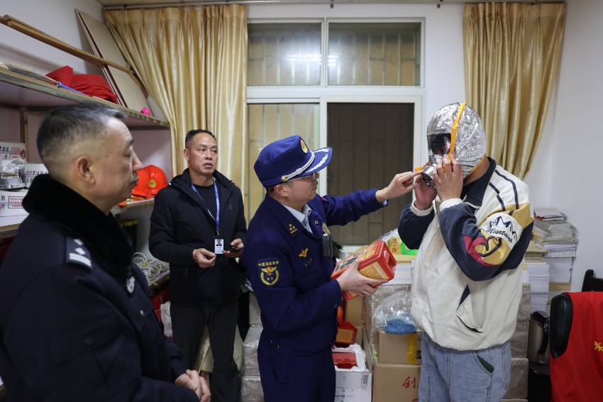开展过滤式消防自救呼吸产品质量安全专项检查。冕宁县消防救援局供图