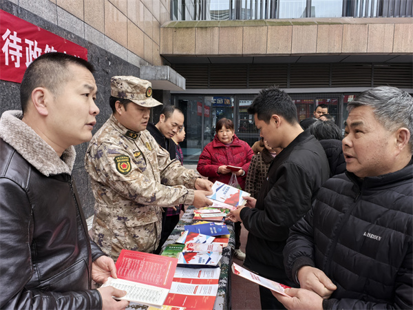 为退役军人答疑解惑。自贡高新区社军局供图