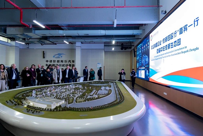 考察團了解成都經開區智能網聯汽車產業發展情況。黃英軍供圖
