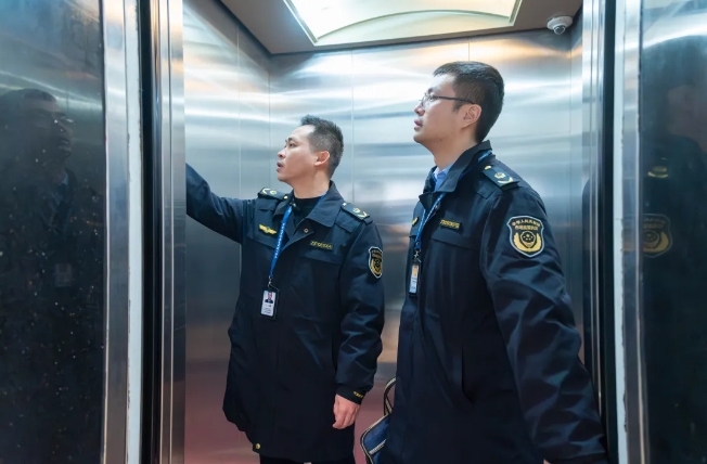 ▲市场监管执法人员在国药集团西南医药有限公司检查电梯内部设备
