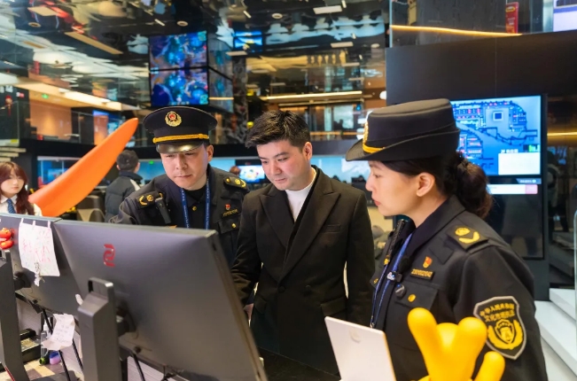 ▲文化广电旅游局执法人员在武侯区GT电竞开展检查工作