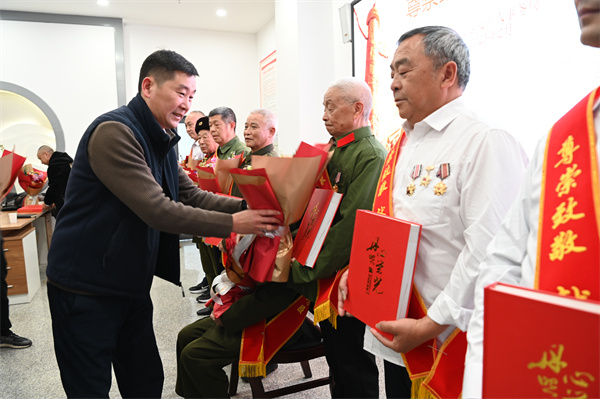 为功臣献花。荣县退役军人事务局供图