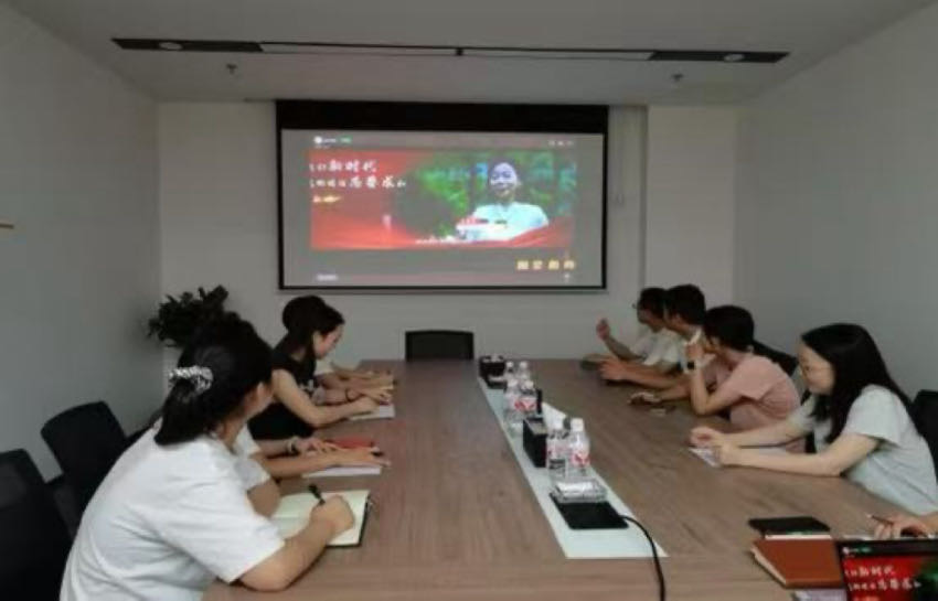 组织观看“国企心向党·书记讲党课”党建节目。受访部门供图