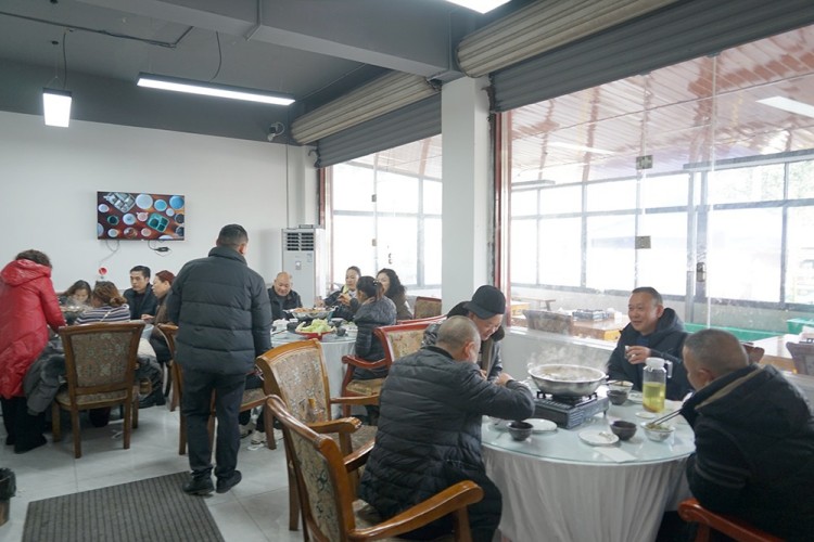 游客在陈波主营的特色餐馆就餐。绵竹市融媒体中心供图
